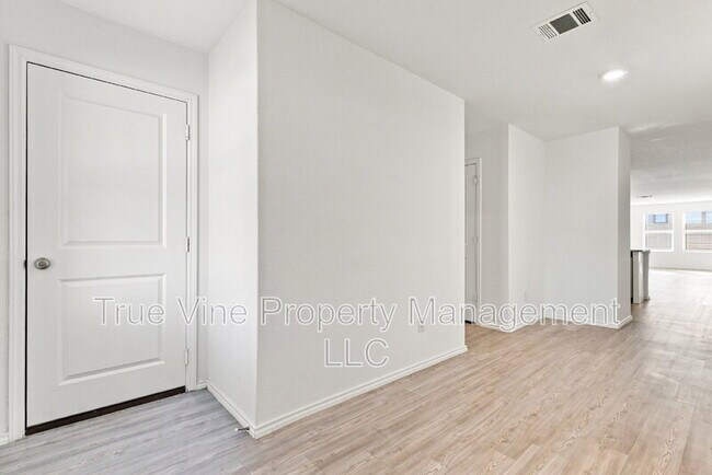 Building Photo - 2906 Millikan Dr