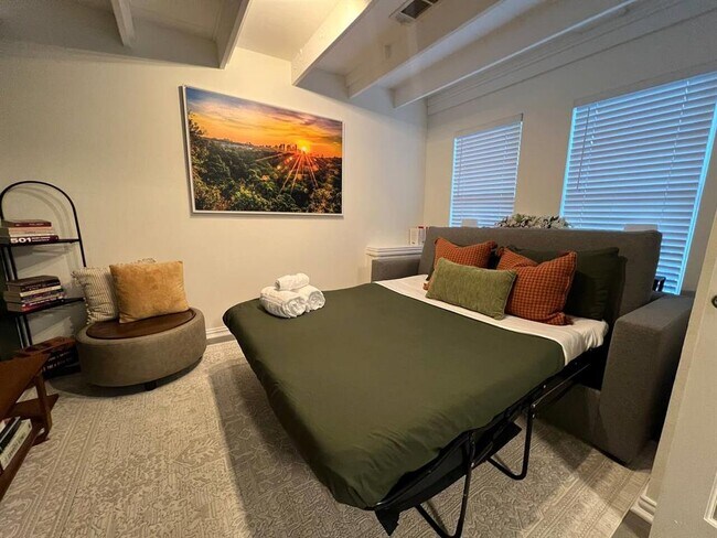 Building Photo - 211 Lessin Ln