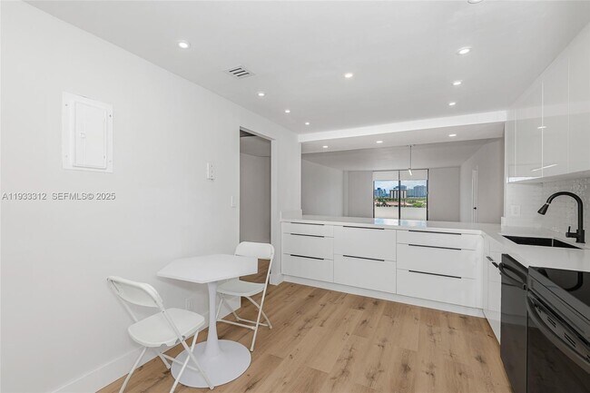 Building Photo - 2500 Parkview Dr