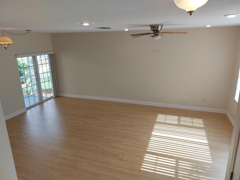 Building Photo - 331 Oak Crest Ter