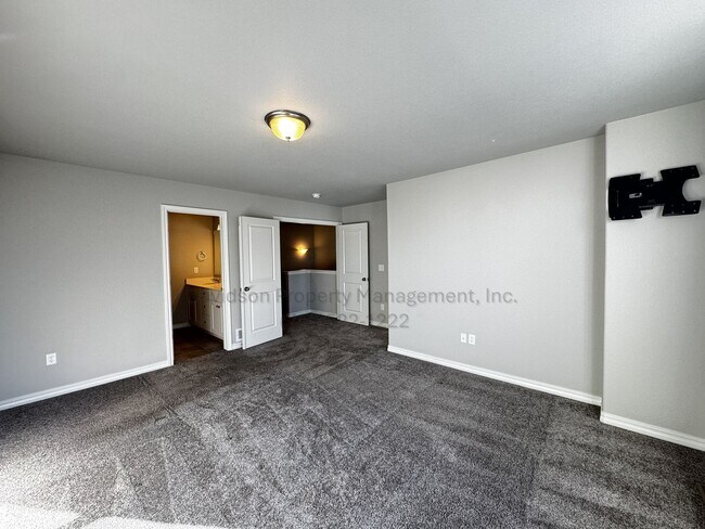 Building Photo - 6227 Lenexa Grv