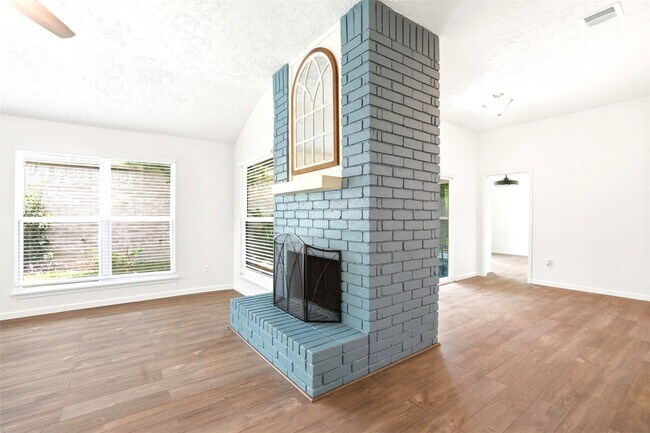 Building Photo - 16007 Ridgegreen Dr