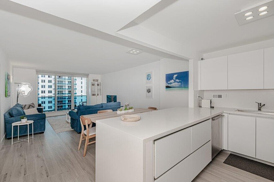 Building Photo - 2301 Collins Ave