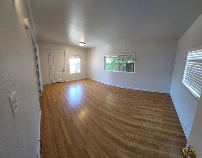 Building Photo - 4 bed 3 baths!  House ideally located close to campus, shopping, Bishop Peak
