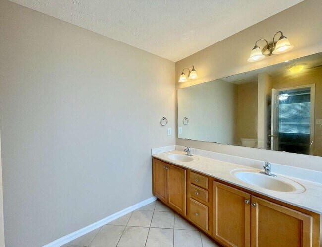 Building Photo - Spacious 4-Bed Haven With 2.5 Baths In Jac...