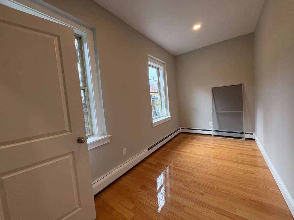 Building Photo - 604 Chapel St