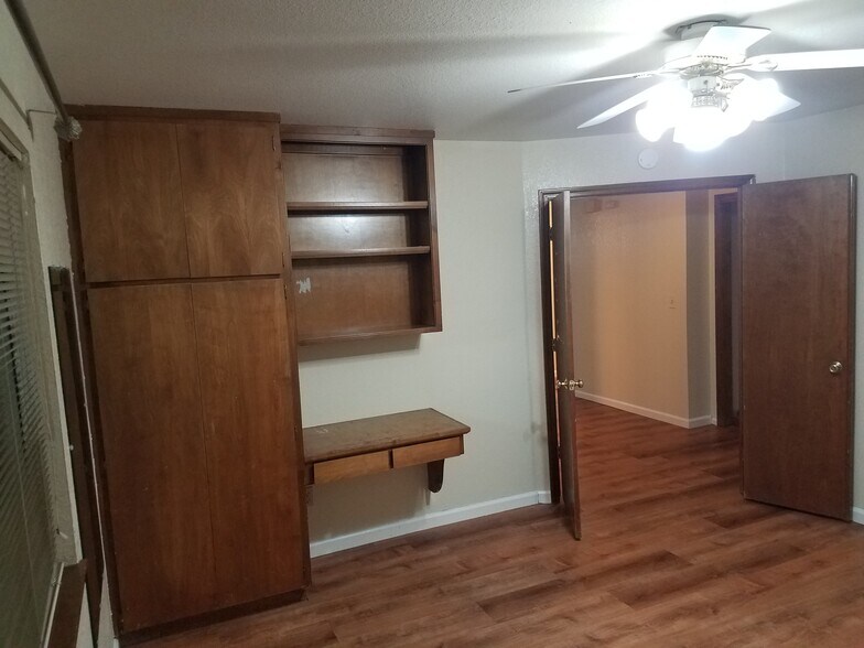 Larger bedroom, desk & wardrobe - 118 W Beverly Pl