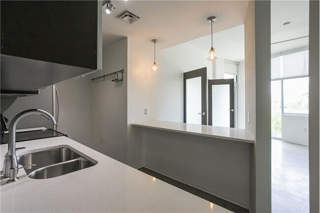 Building Photo - 2115 Yeaman Pl