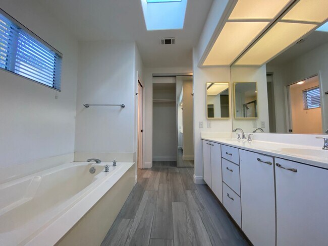 Building Photo - 4594 Cove Dr