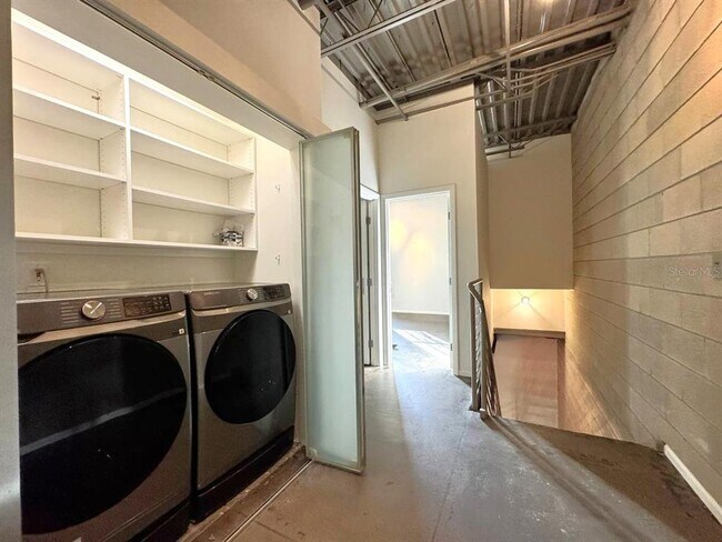 Building Photo - 2511 W Azeele St