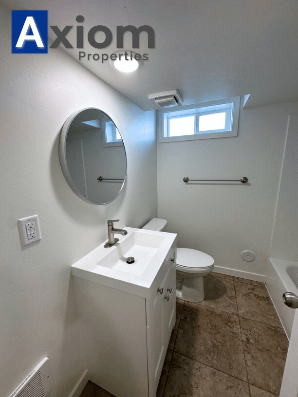 Building Photo - 906 E Elm-B