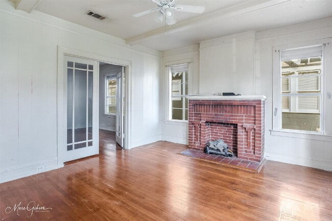 Building Photo - "Charming 1-Bed Retreat with Cozy Fireplac...