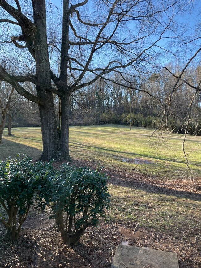 Building Photo - 2 Bed, 1.5 Bath w/ W&D in Unit-Move in Ready!