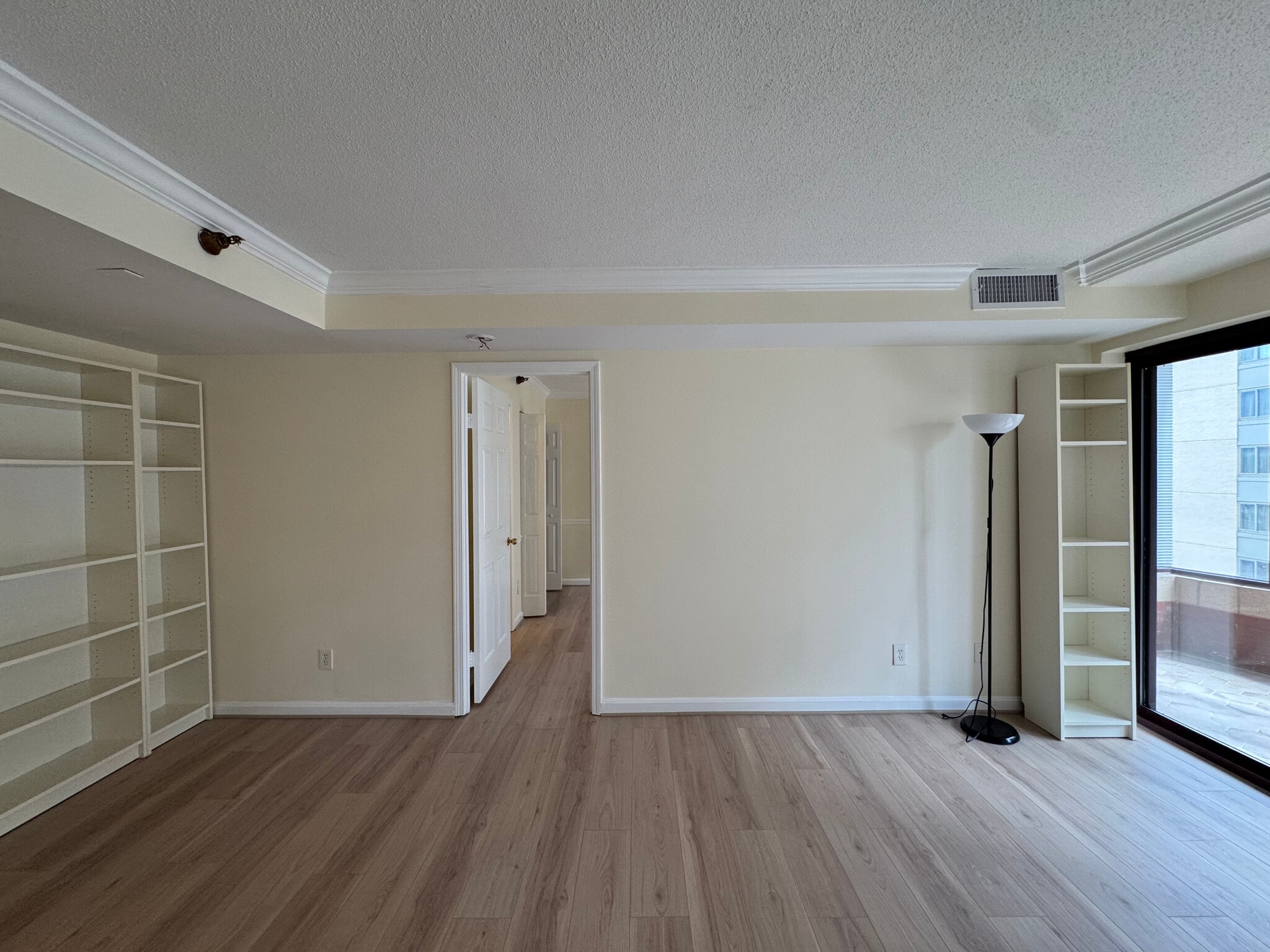 Livingroom - 2400 Clarendon Blvd