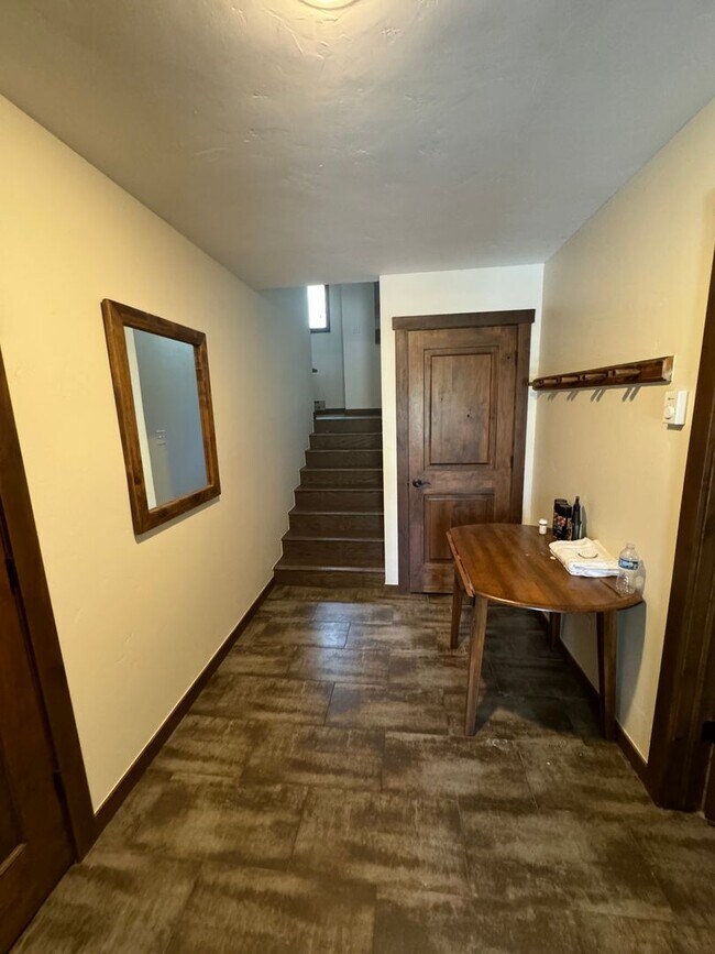 Building Photo - Woodworks Townhome- 3 Bedroom/3 Bath Unit w/Updated kitchen on the Bus Route