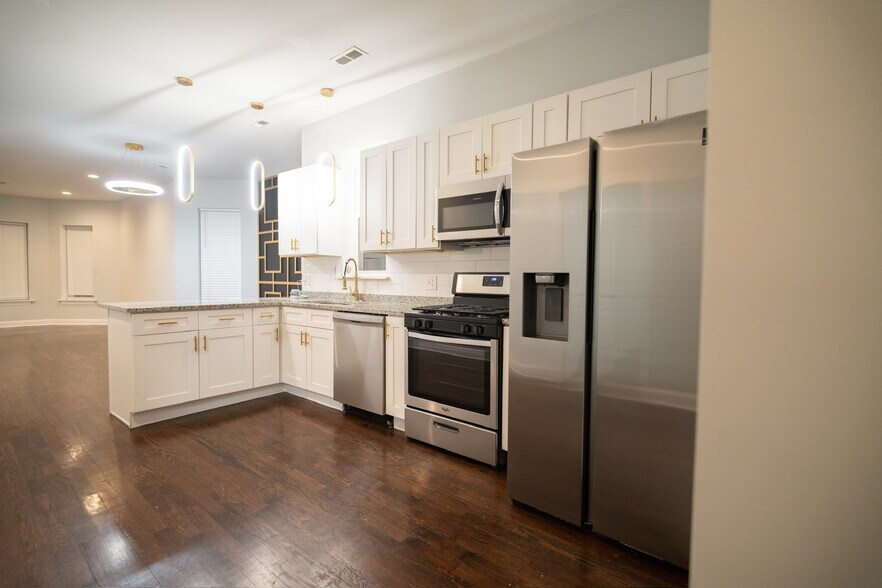 Building Photo - 7522 S Langley Ave