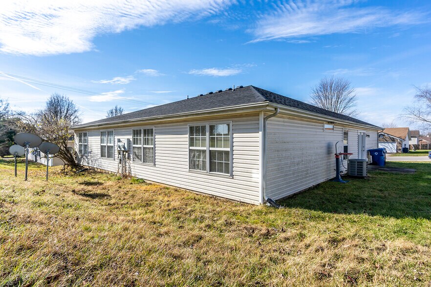 Building Photo - 405 Cricket Ln