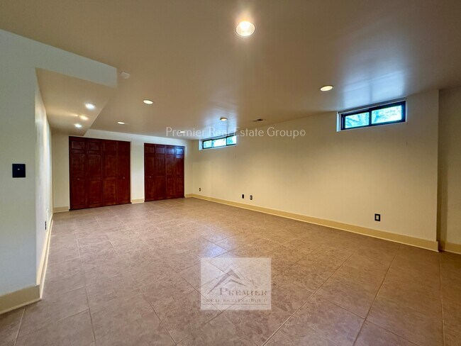 Building Photo - 429 E San Rafael St