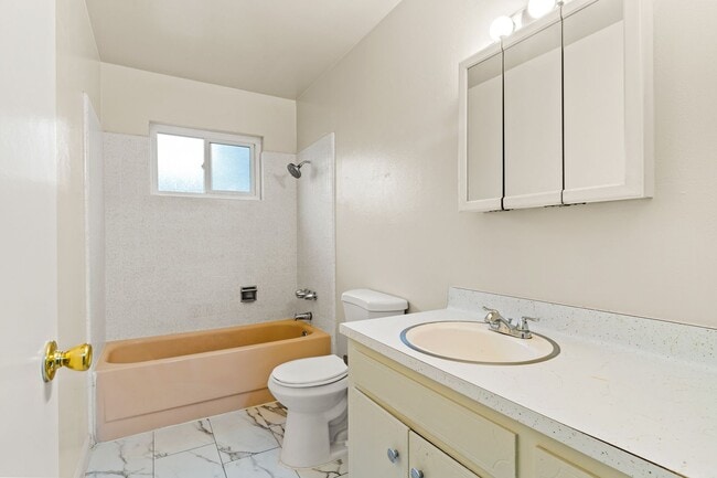 Building Photo - Large 3BD Townhome Style Apartment w/ Brand New Flooring in Hayward