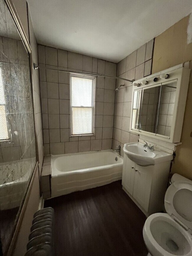 Building Photo - Bright 2 Bed / 1 Bath off Brady St | Free Laundry & Pet-Friendly