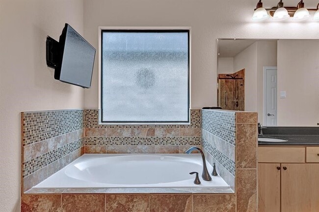 Building Photo - 2725 Kings Retreat Cir