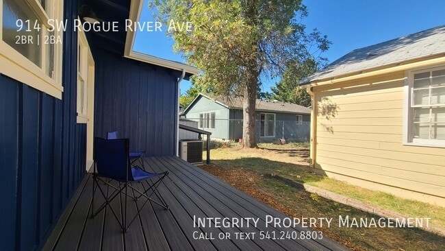 Building Photo - 914 SW Rogue River Ave