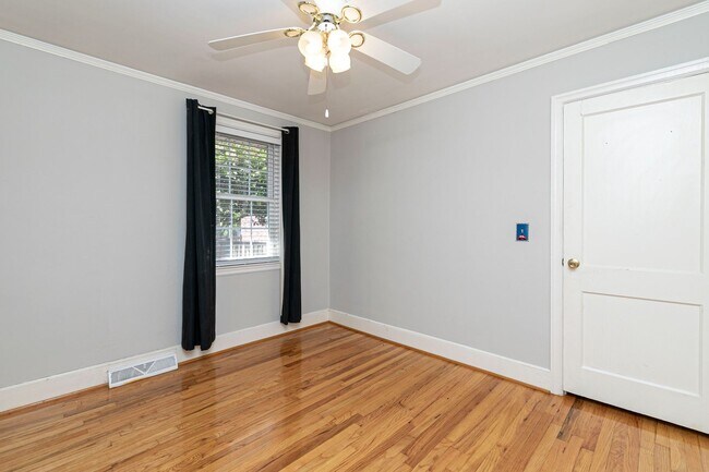 Building Photo - Beautiful rental full of character and charm located in The Avenues of Cayce! Close to USC!