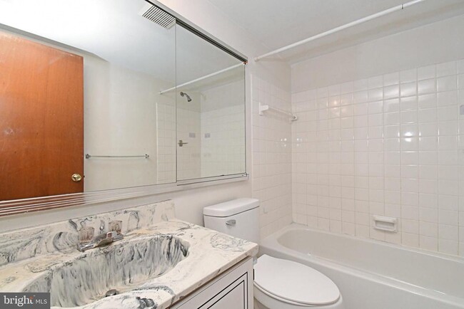 Building Photo - 592 Wrensong Rd