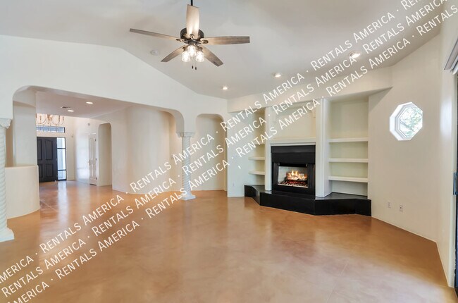 Building Photo - Gorgeous Catalina Home!