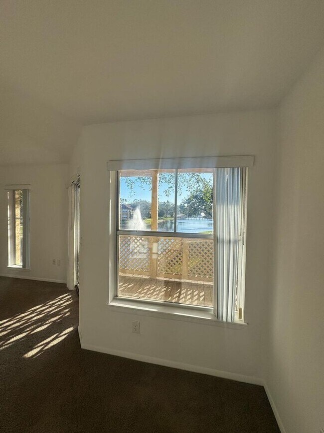 Building Photo - 1/1 Spacious Condo in Gated Community