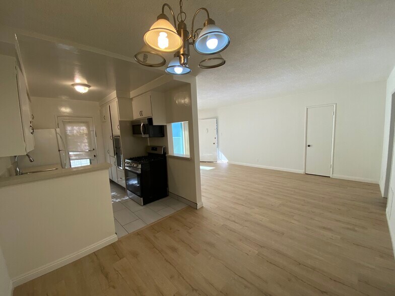 Building Photo - 11706 Mayfield Ave