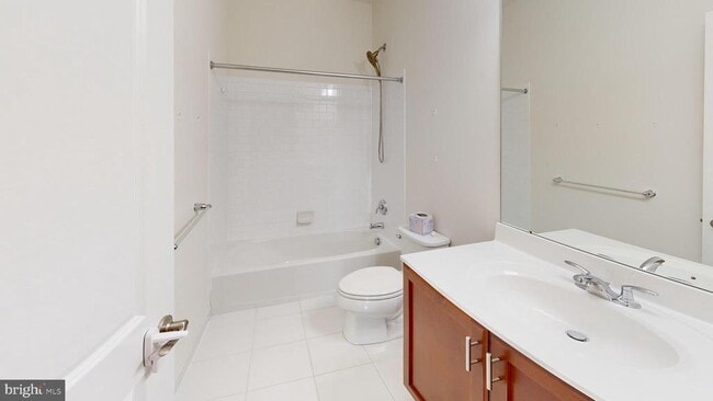 Building Photo - 909 Lakeview Ct