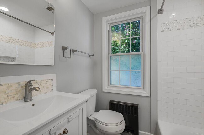 Building Photo - Available Now! 3 Bed 2 Bath House Near the...