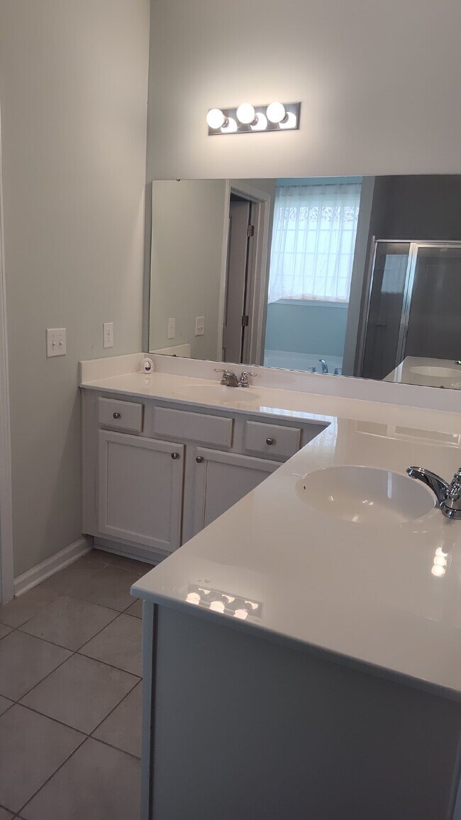 Building Photo - Spacious Home in a Gated Community!!!