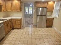 Building Photo - Perfect For Student Housing! 4 Bedroom Hou...