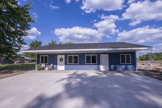 Building Photo - Updated 2 bedroom Duplex for Rent $1100/Month