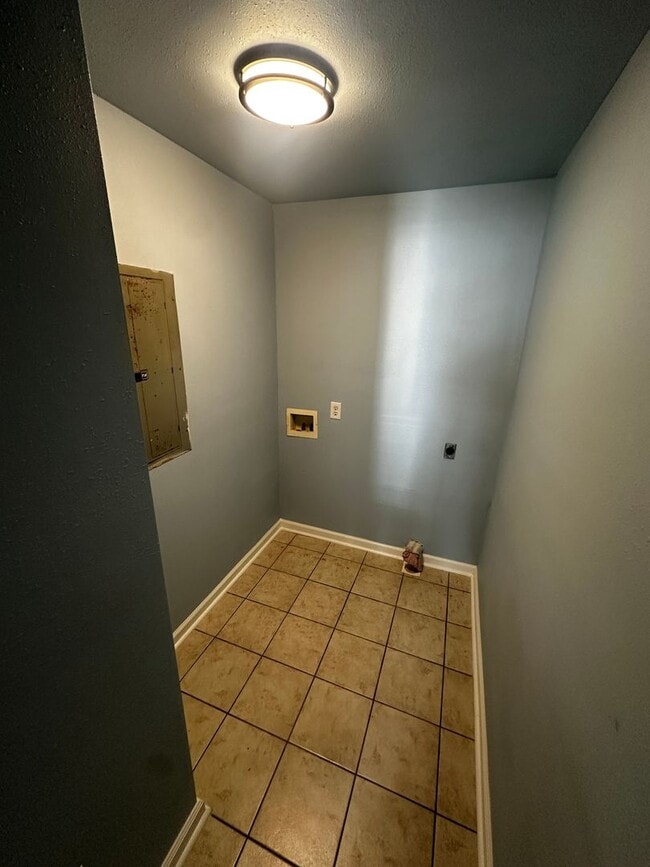 Building Photo - Quiet Neighborhood Living