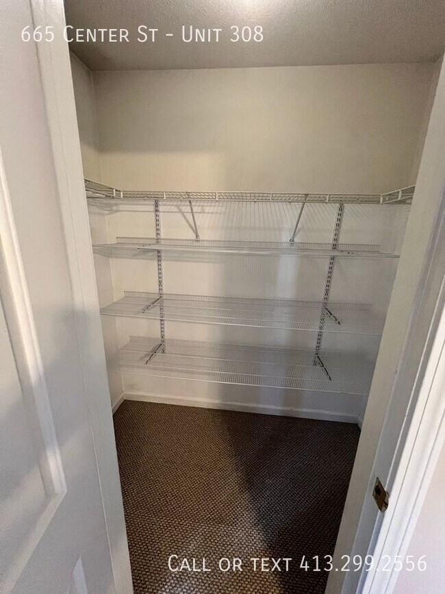 Building Photo - 665 Center St