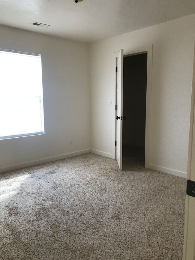 Building Photo - Charming Home Nestled in Springfield - 3 b...