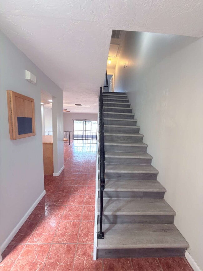 Building Photo - Moving Ready! 2 bedroom and 2 1/2 Bathroom