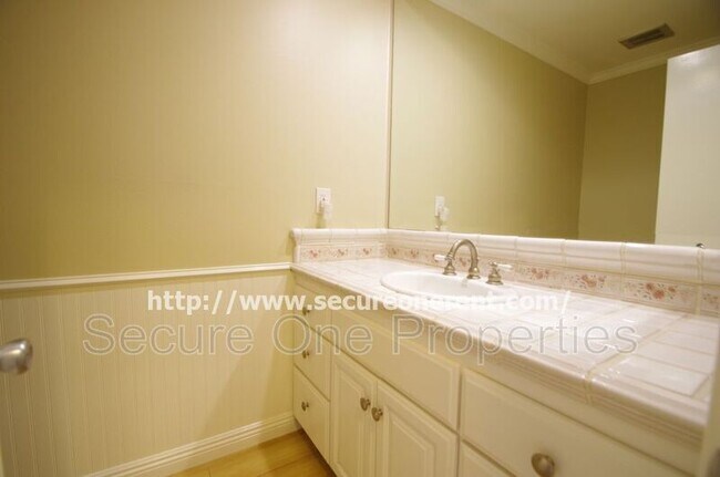 Building Photo - 5827 Fairhaven Ave