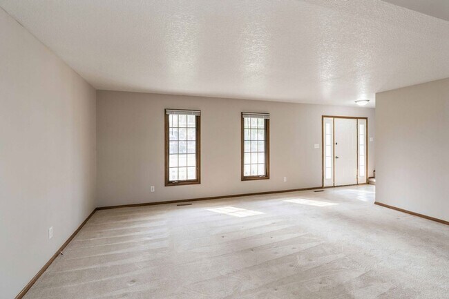 Building Photo - PRIVATE BACKYARD!! 4 Bedroom, 2.5 Bath Home in Urbandale