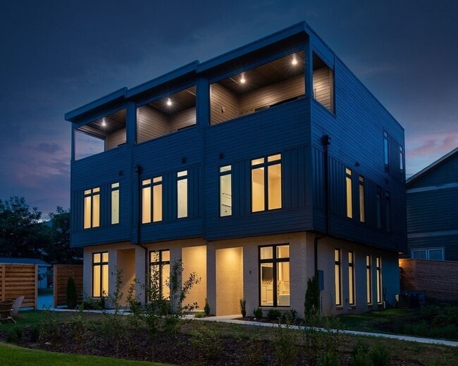 Building Photo - Stunning End Unit Townhome in Salemtown