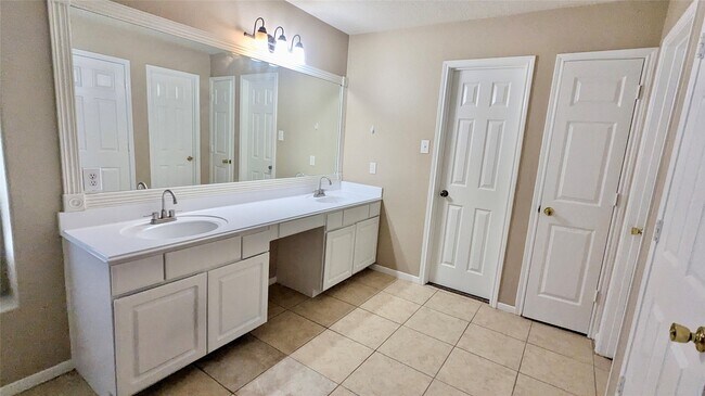 Building Photo - 15423 Fir Woods Ln