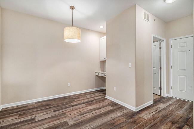 Building Photo - Updated 2 Bed 2 Bath Condo with One Car Ga...