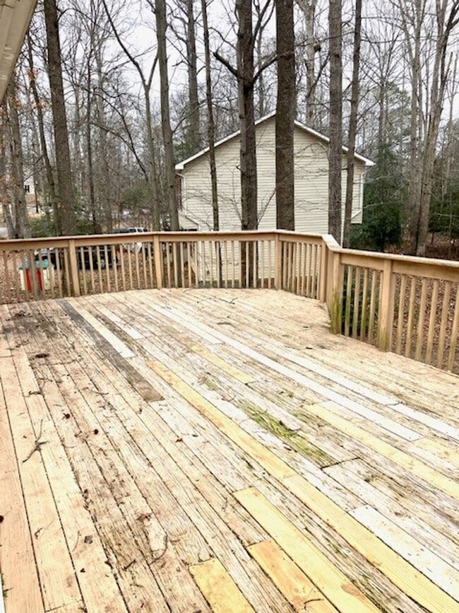 Building Photo - SPACIOUS HOME ON LARGE LOT - 4 BEDS 2.5 BATHS
