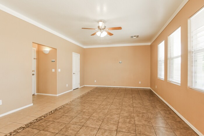 Building Photo - 15066 W Bloomfield Rd