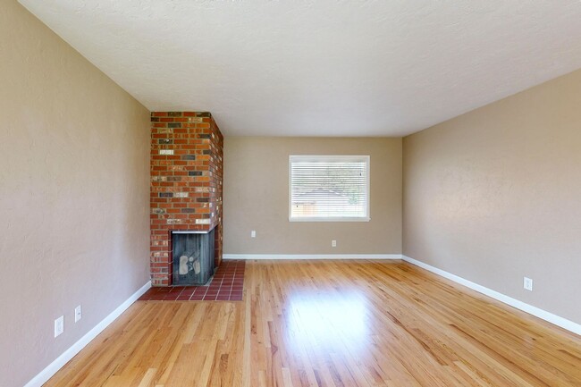 Building Photo - **APPROVED APPLICANTS**  Eastside Ground L...