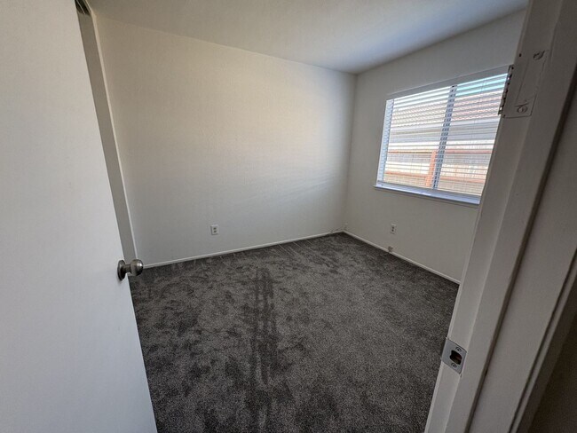 Building Photo - Beautiful 4-bedroom home close to schools ...