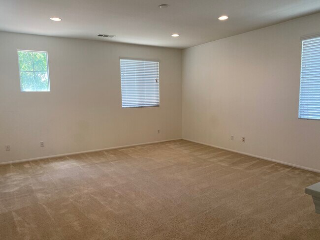 Building Photo - 14585 Westfield Ave